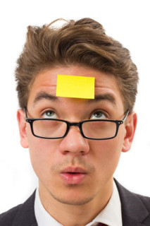 Mann möchte weitere Informationen zum Psychologiefernstudium erhalten