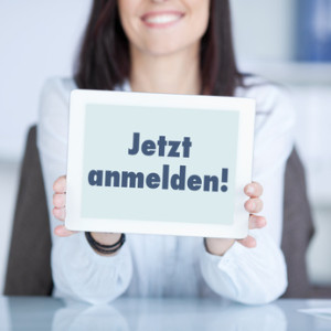 junge Frau möchte sich für ein Psychologiefernstudium bewerben